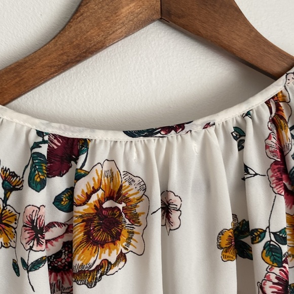 Maurices small women’s short sleeve blouse/top white/grey/floral. - Picture 3 of 13